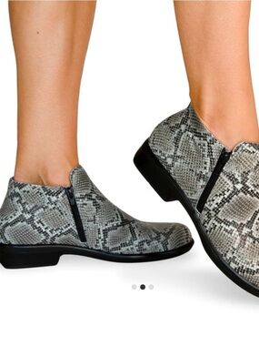 Naot women’s HELM ankle boots grey cobra snake print leather orthotic boot Sz 8